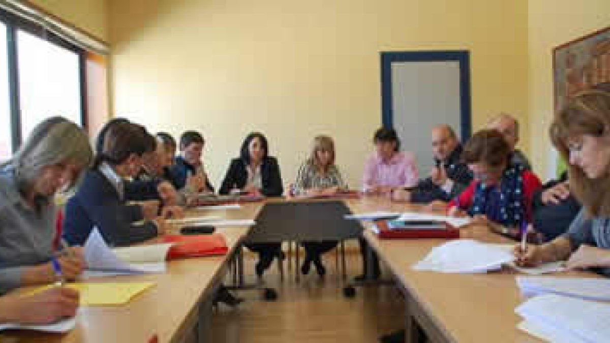 Todas las partes implicadas, sindicatos y equipo de gobierno, firmaron el convenio colectivo.