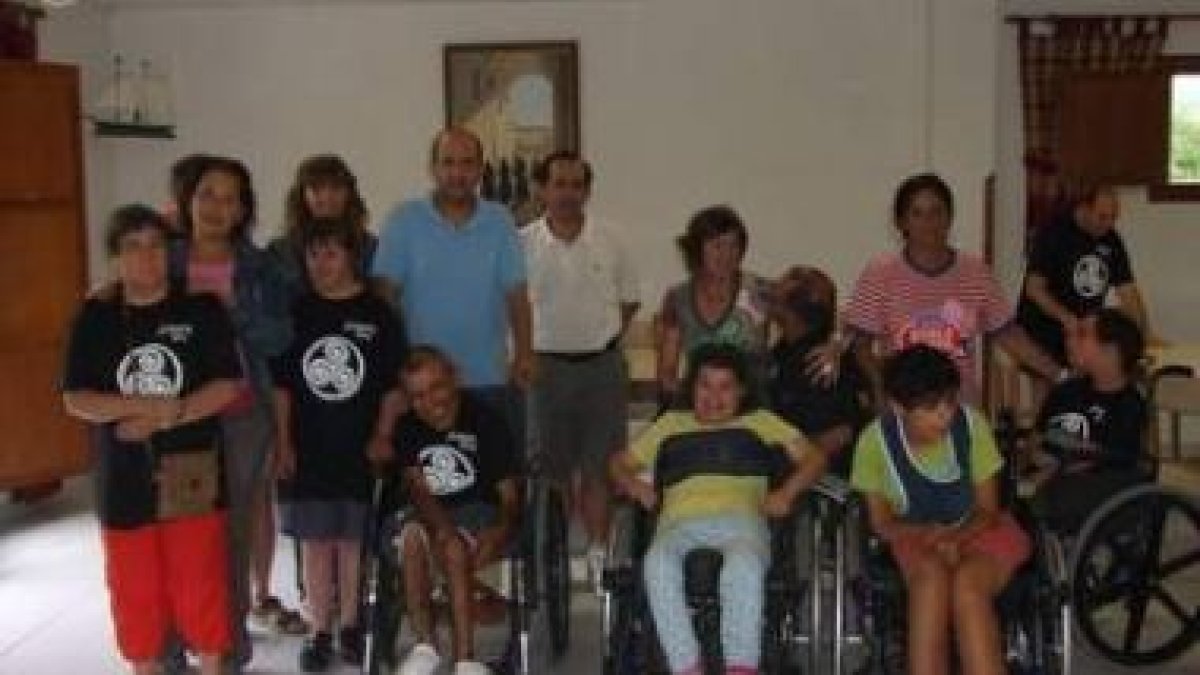 Francisco Castañón, junto a los participantes en el campamento de Balmorí.