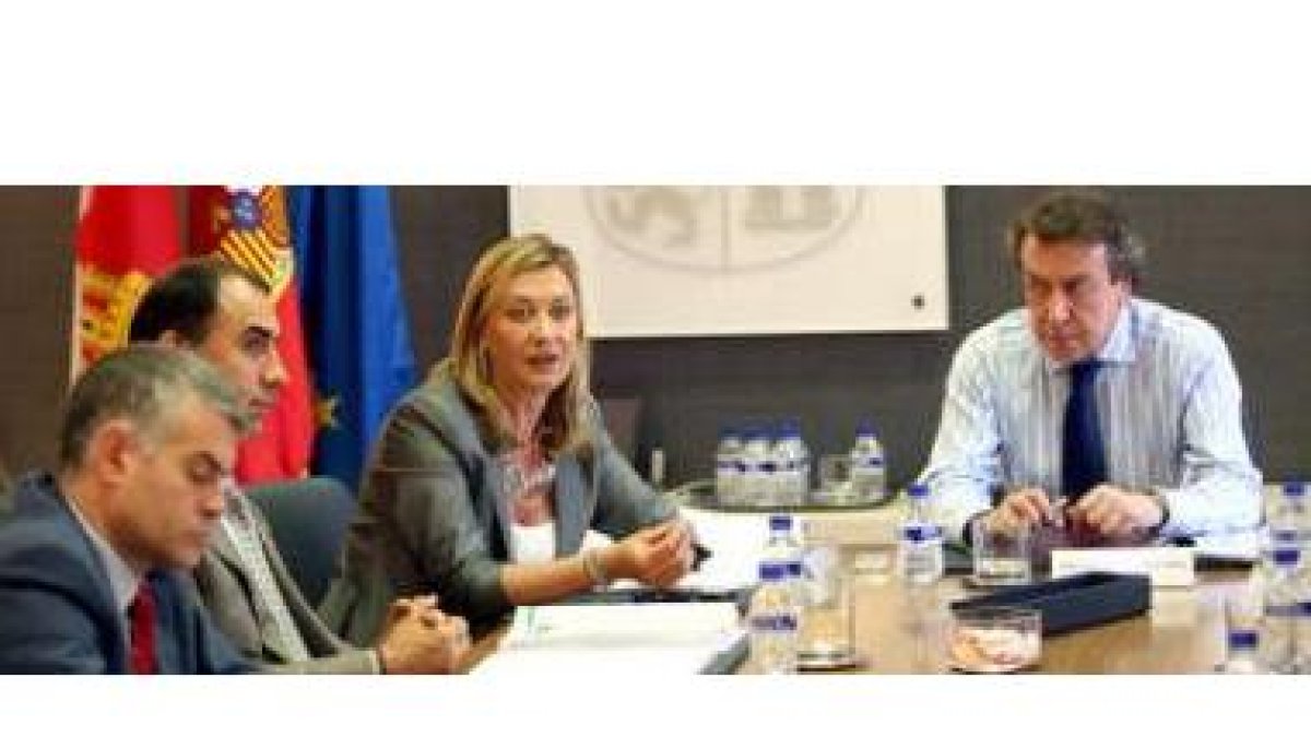Los consejeros César Antón, Pilar del Olmo y José Antonio de Santiago-Juárez, en la presentación