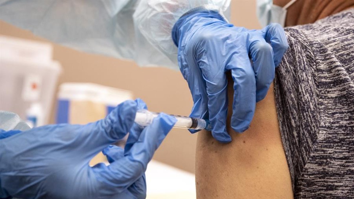 Sanidad anima a la población a ponerse la segunda dosis de refuerzo. EFE