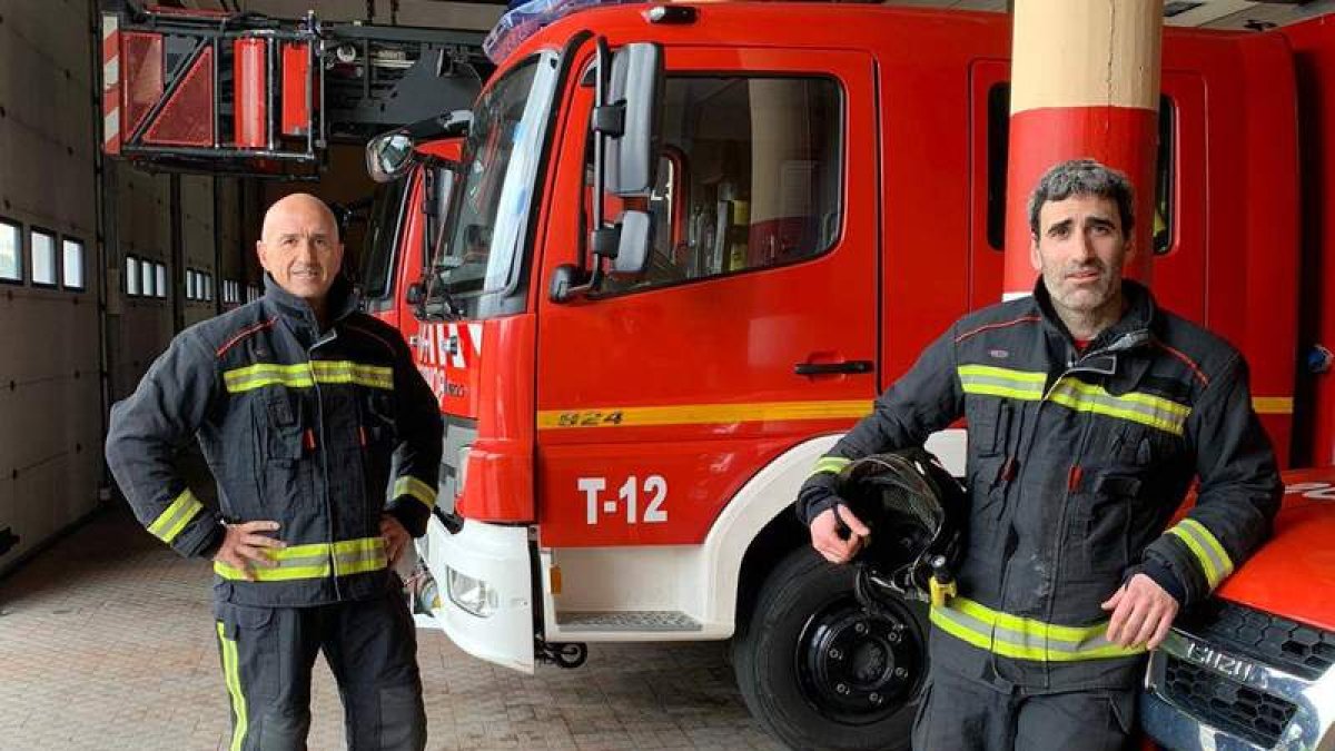 Pablo Castro junto a su compañero en el Parque de Bomberos de León, Miguel Pinto. DL