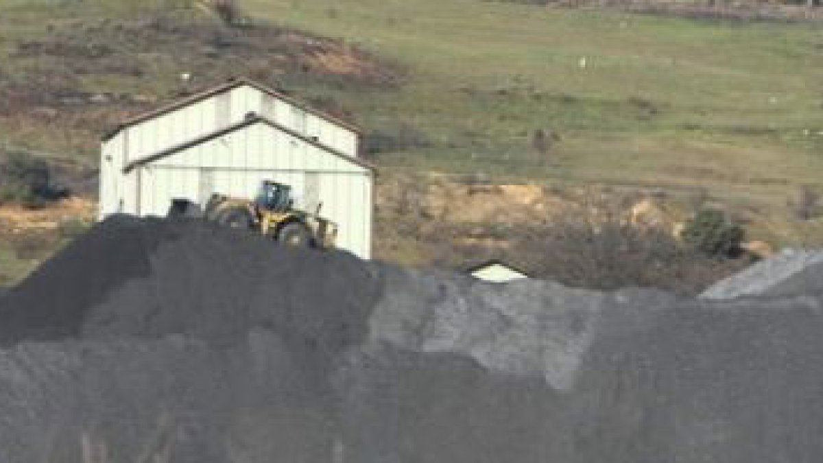 La imagen, tomada ayer sábado a mediodía, muestra una pala trabajando en el lavadero de Alonso sin q