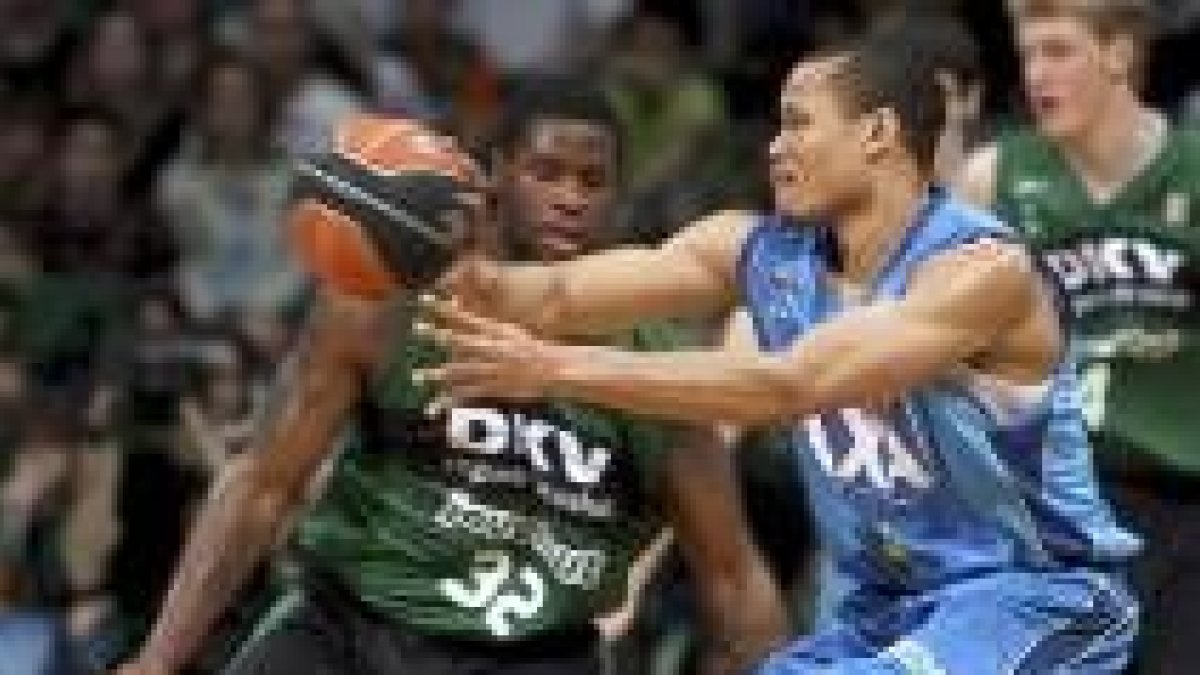 avid Noel, jugador del DKV, defiende al jugador del AXA Barcelona, Acker