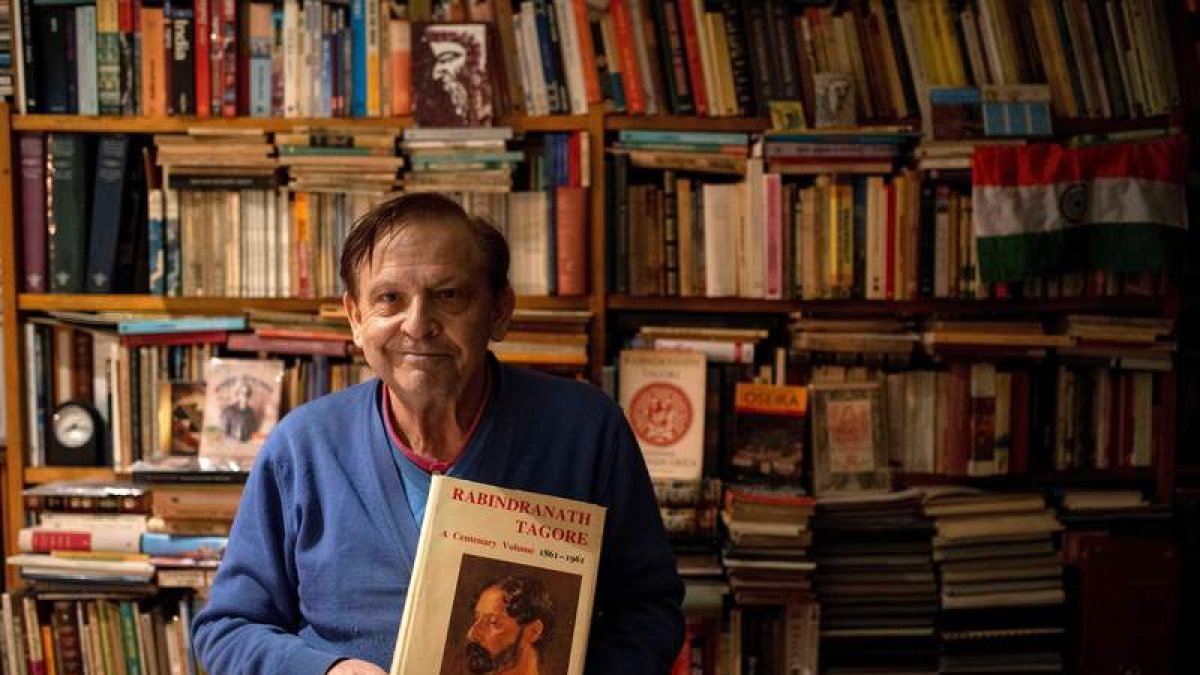 El pedagogo gallego José Paz en su biblioteca Tagore