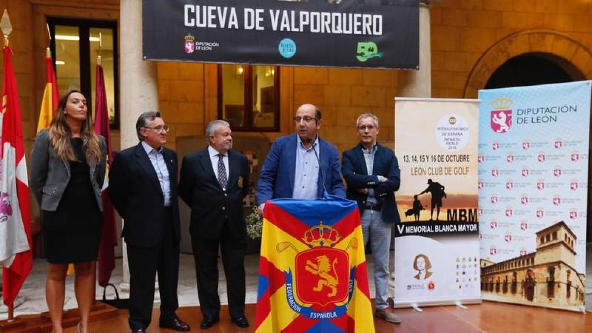 El claustro de la Diputación acogió ayer la presentación del Interautonómico Infantil de Golf. RAMIRO
