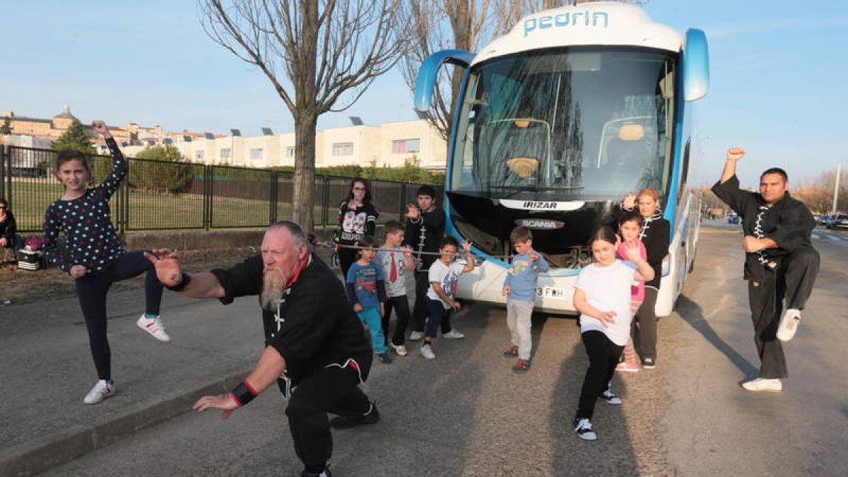Luis Jiménez tira de un autobús en presencia de alumnos de los colegios La Salle y Santa Marta, de Astorga.