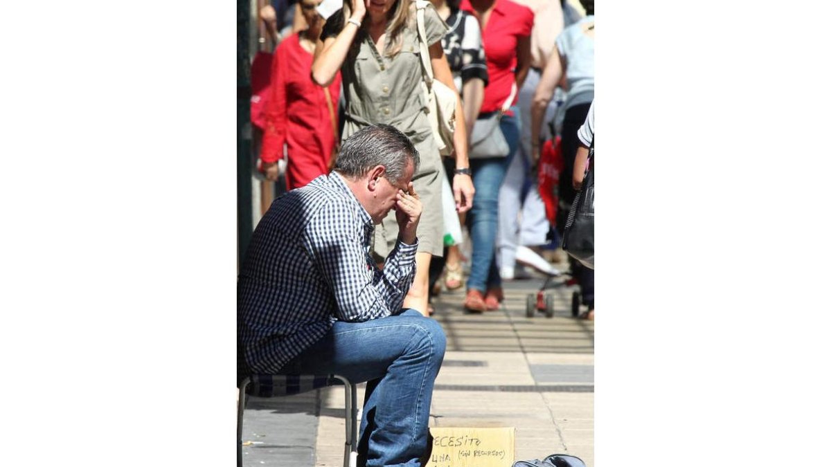 Foto de archivo de un hombre pidiendo en las calles de León.