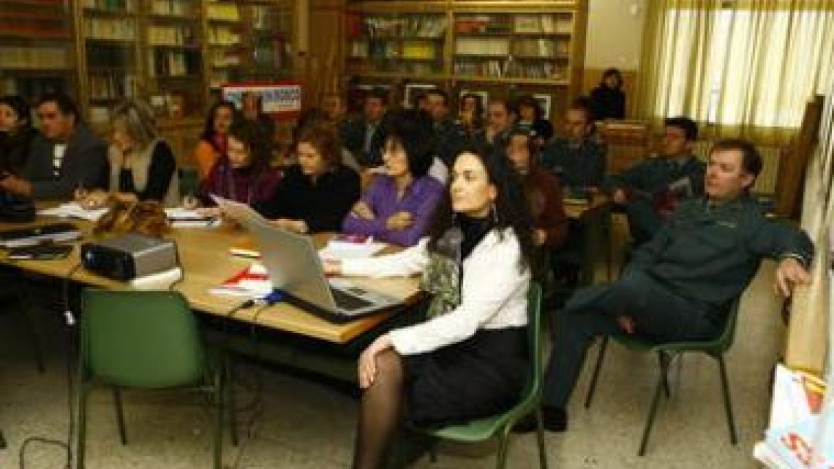 Una veintena de profesionales de distintos ámbitos participaron en la primera reunión del plan rural