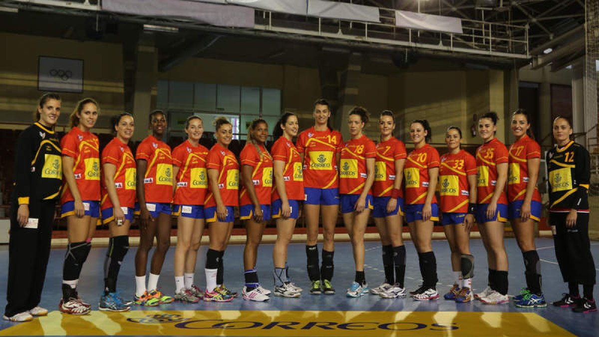 Las guerreras posan en el Palacio antes de completar el entrenamiento de ayer para preparar el partido ante Turquía.