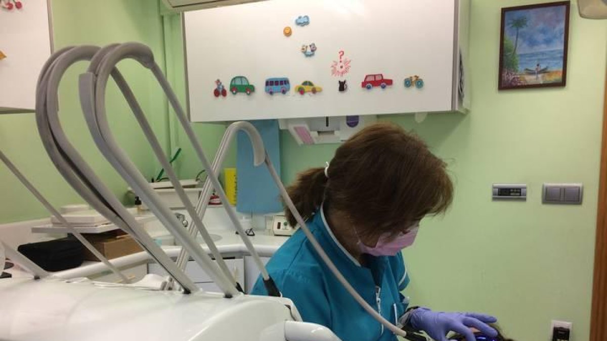 Una dentista con un joven paciente