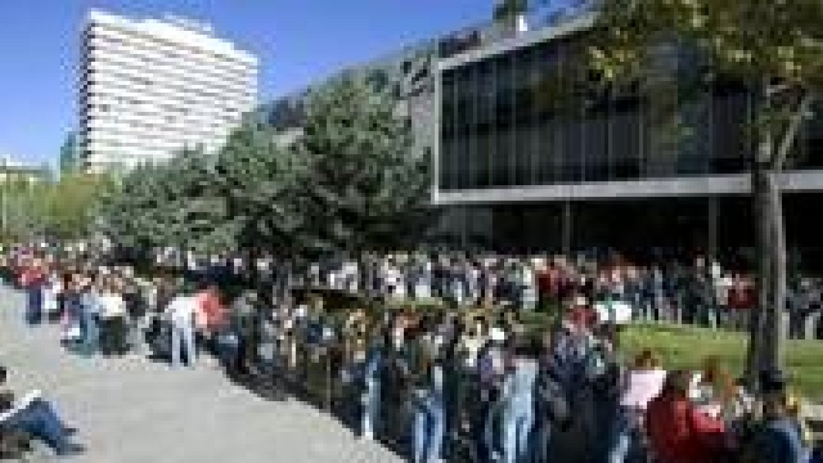 Las pruebas de selección para el concurso provocaron grandes colas como éstas de Madrid