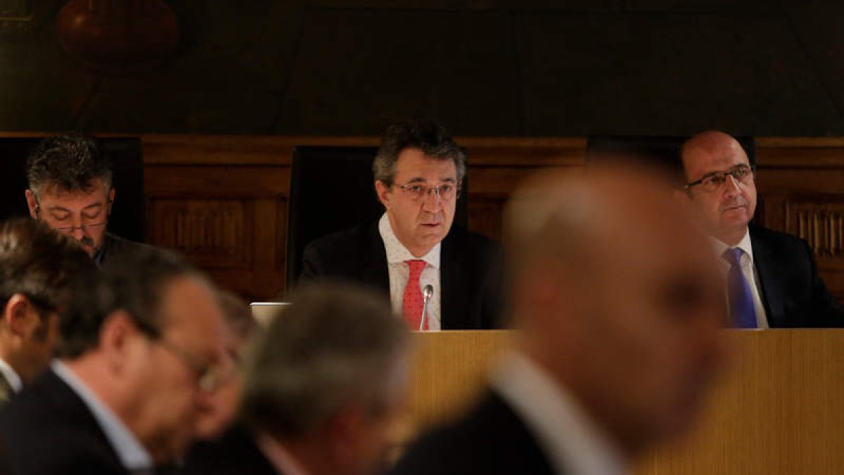 Un momento del pleno celebrado ayer en el Palacio de los Guzmanes. SECUNDINO PÉREZ