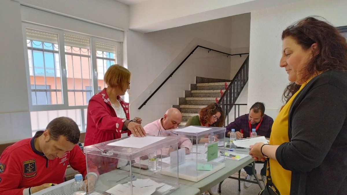 Una electora vota en una mesa electoral de Valencia de Don Juan. DL