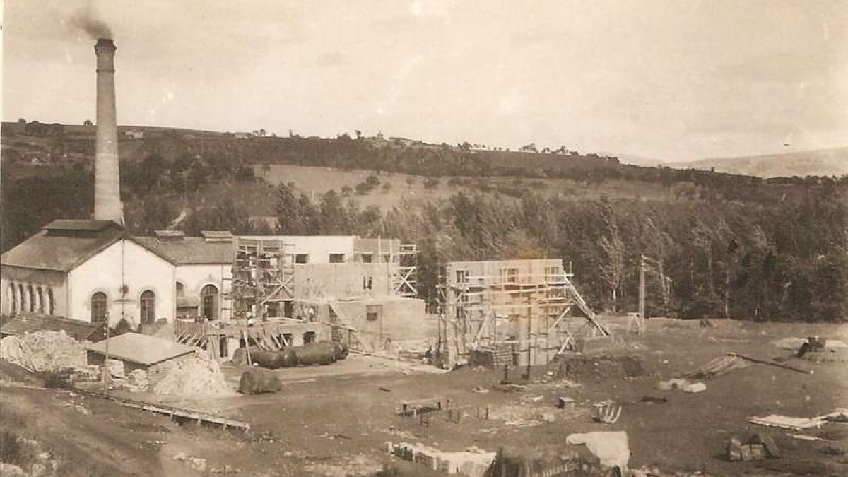 Arriba, foto inédita de la construcción de la térmica de la MSP, hoy Museo de la Energía, en 1929. Derecha, portada del libro editado con ayuda del Consejo del Bierzo, el Ayuntamiento de Ponferrada y el Club Xeitu. CORTESÍA DE COUREL Y DEL REGUERO