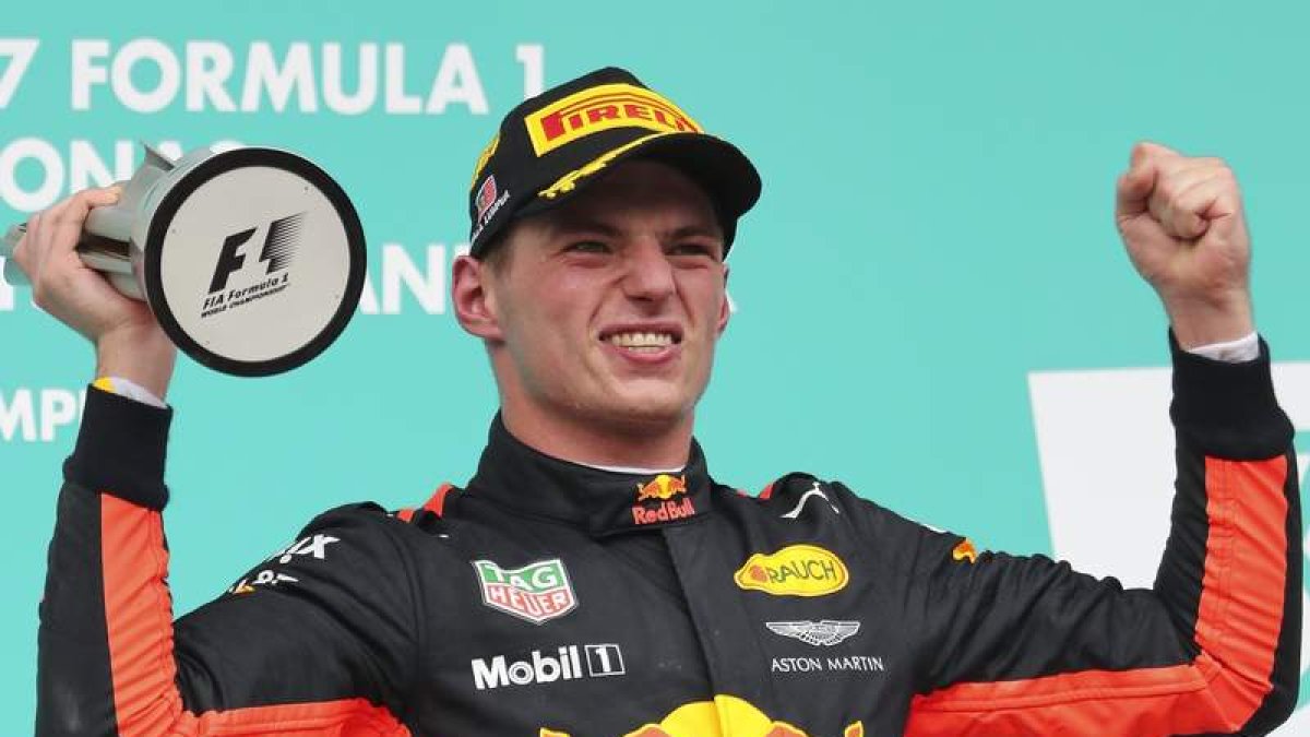 El holandés Verstappen celebra su triunfo en el GP de Malasia. DIEGO AZUBEL