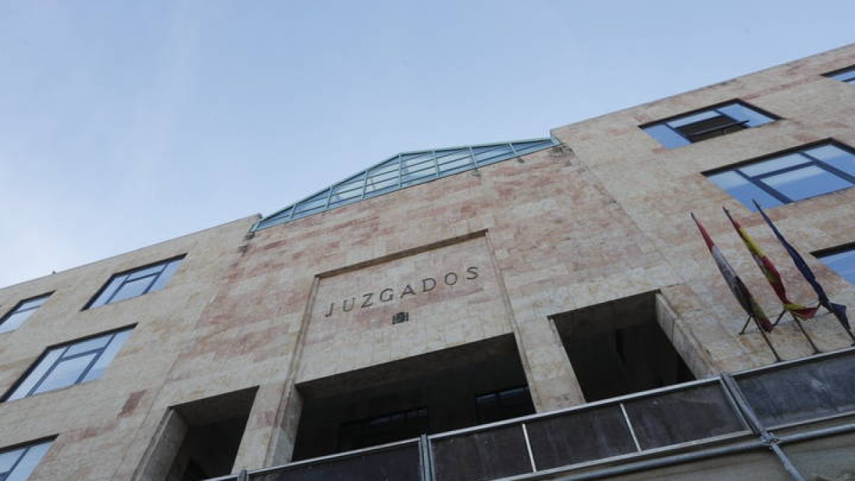 Fachada de los Juzgados de León, durante la crisis del coronavirus. JESÚS F. SALVADORES