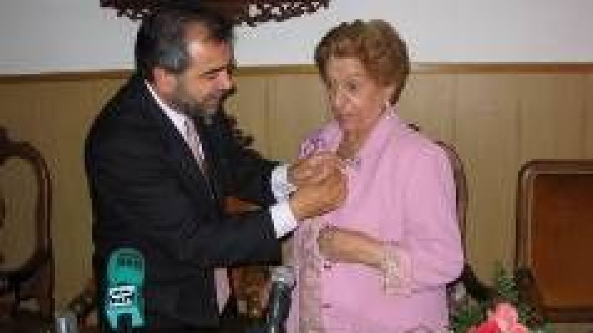 El alcalde, José Miguel Palazuelo, impone la insignia de oro de la ciudad a Fina Luna