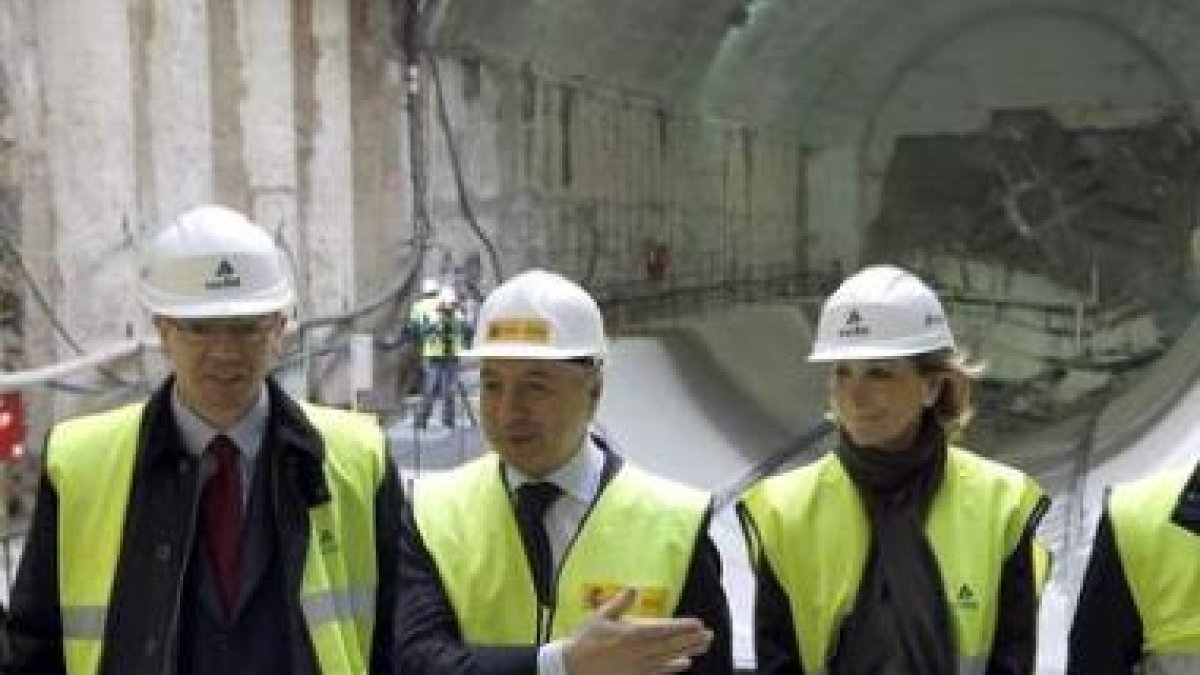 Gallardón, Blanco y Aguirre, delante de la tuneladora.