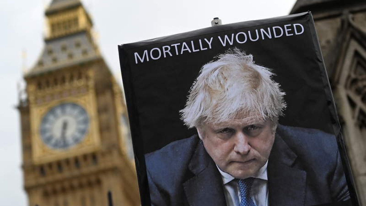 Imagen de un cartel con la imagen de Boris Johnson: «Herido de muerte». ANDY RAIN