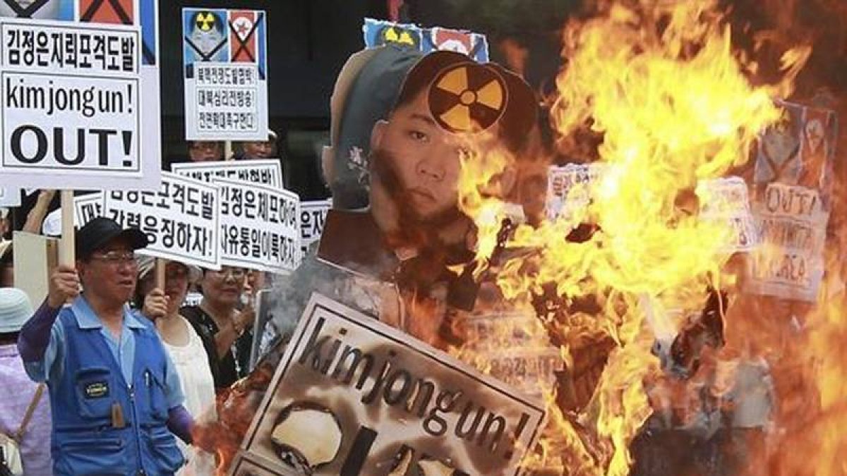 Activistas surcoreanos queman efigies del líder norcoreano, Kim Jong-Un, durante una protesta contra Corea del Norte en Paju.