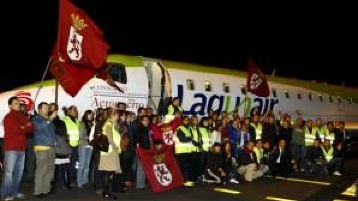 Los trabajadores posan en una imagen de familia delante del avión que realizó el último vuelo