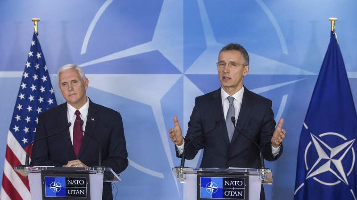 El vicepresidente de EE UU, Mike Pence, y el secretario general de la Otan, Jens Stoltenberg. S. LECOCQ
