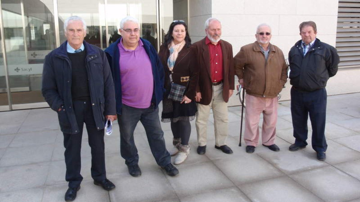Otero, Fernández y Carro, junto a otros pedáneos del municipio de Brazuelo.