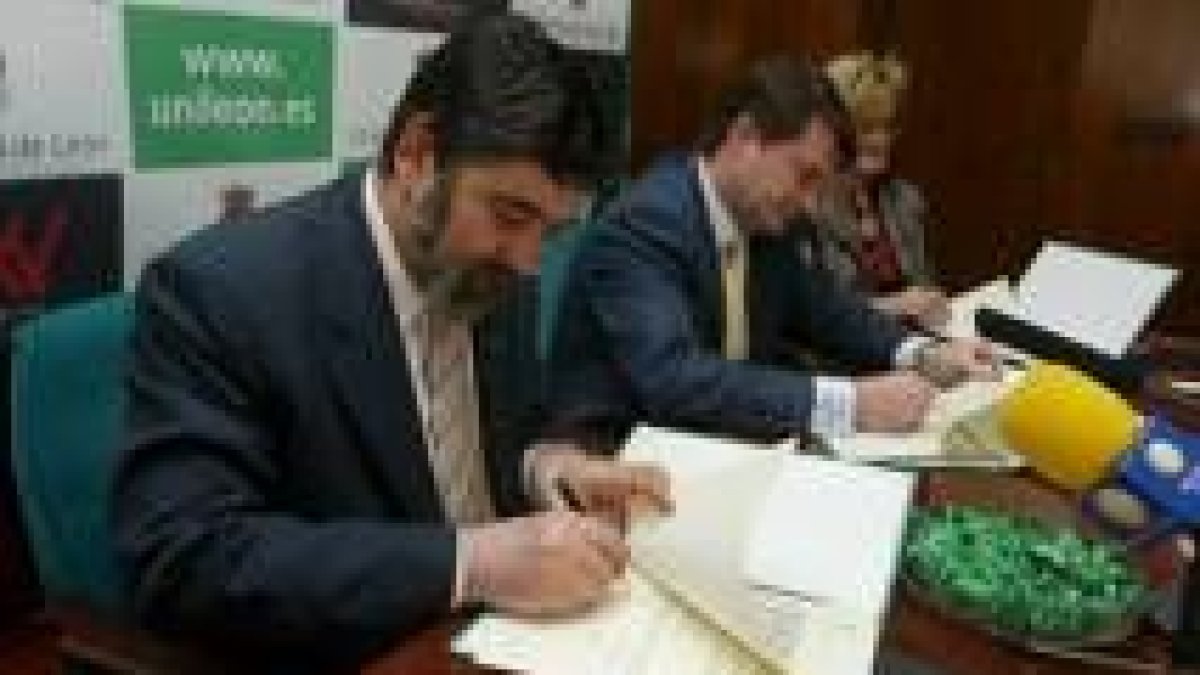 El rector, Ángel Penas y el director de Toshiba, Alberto Ruano durante la firma del convenio