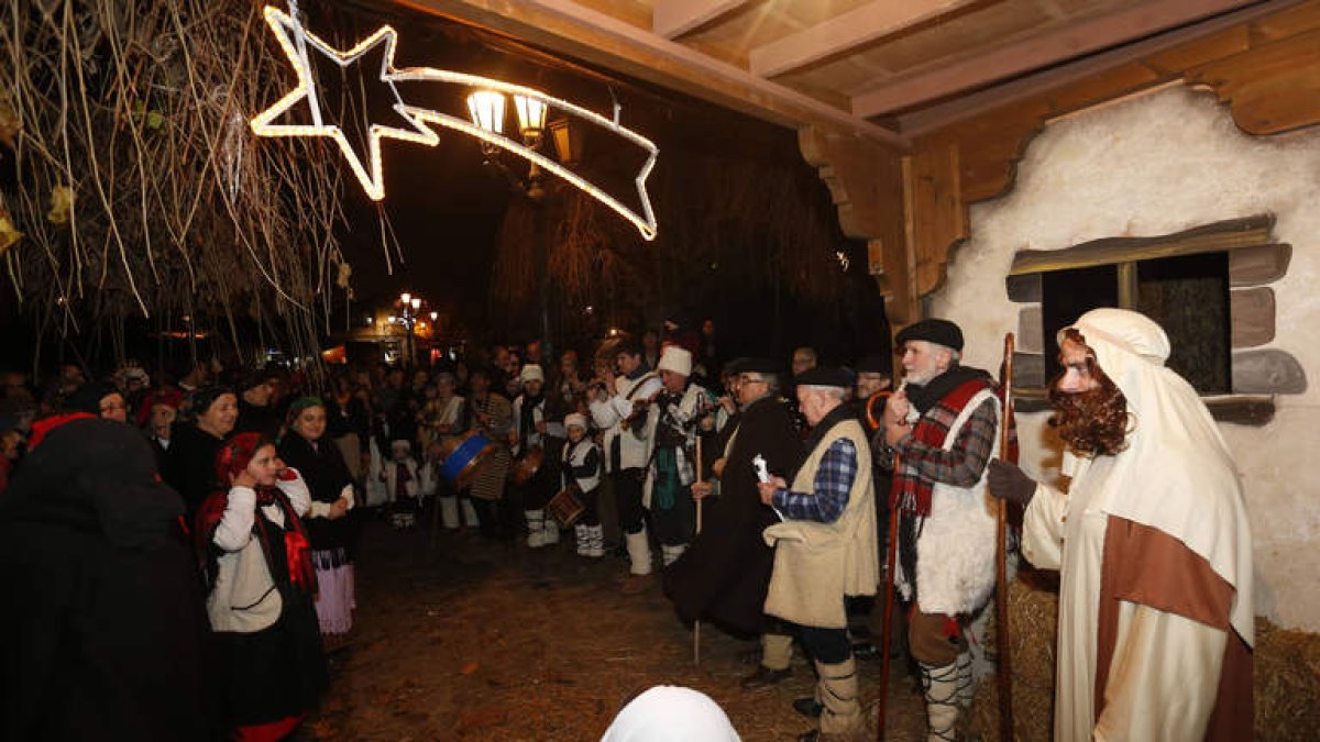 Momento de la adoración del Niño en el belén viviente del Cid, anoche con presencia de grupos tradicionales y visitantes.