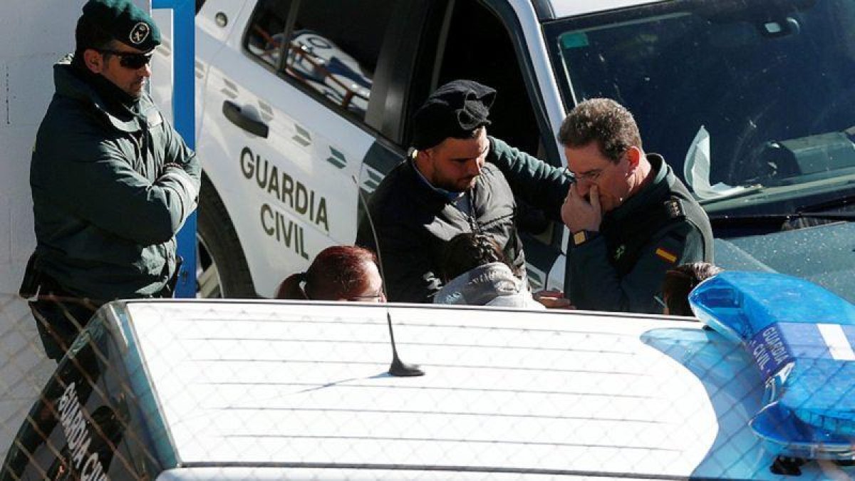 Los padres de Julen, José Roselló y Victoria García (centro), confortados por agentes de la Guardia Civil en Totalán (Málaga).