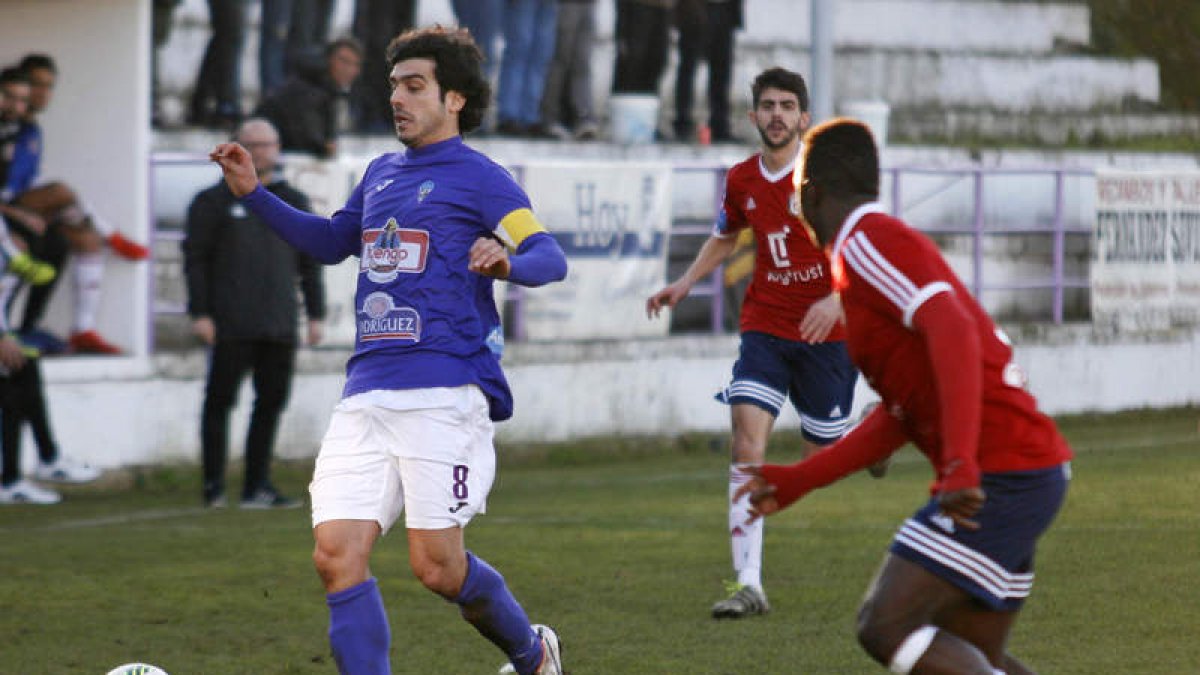 Mateo fue uno de los jugadores destacados en el equipo bañezano frente a los burgaleses. F. OTERO