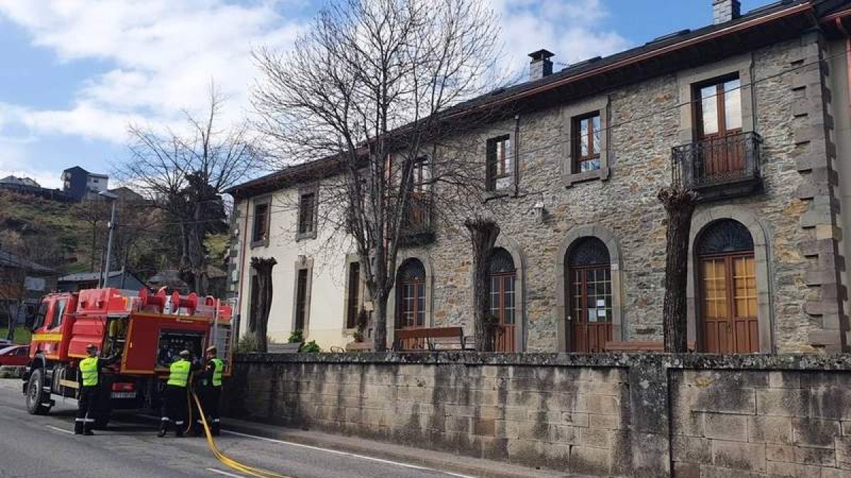 La UME se sumó ayer a las labores de desinfección que ya inició la semana pasada el Ayuntamiento.