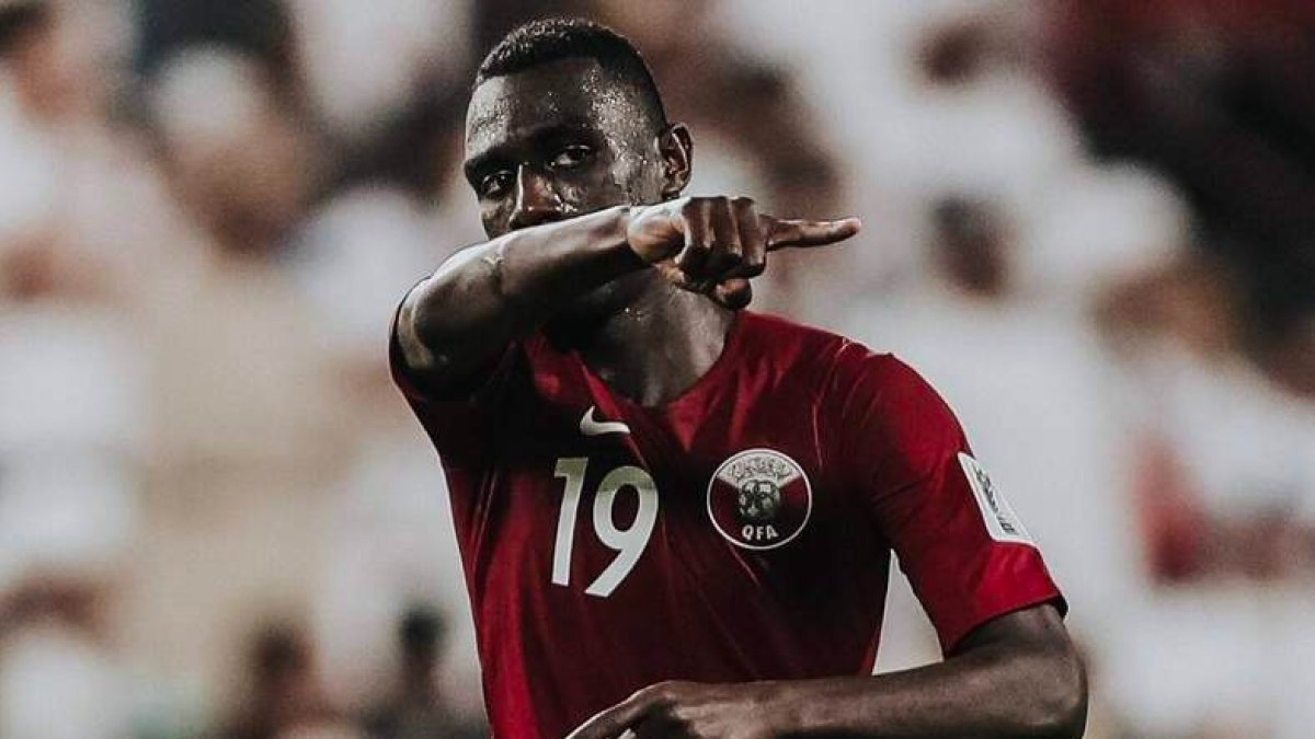 El exculturalista Almoez con la elástica de la selección de Catar, uno de los que será homenajeado. DL