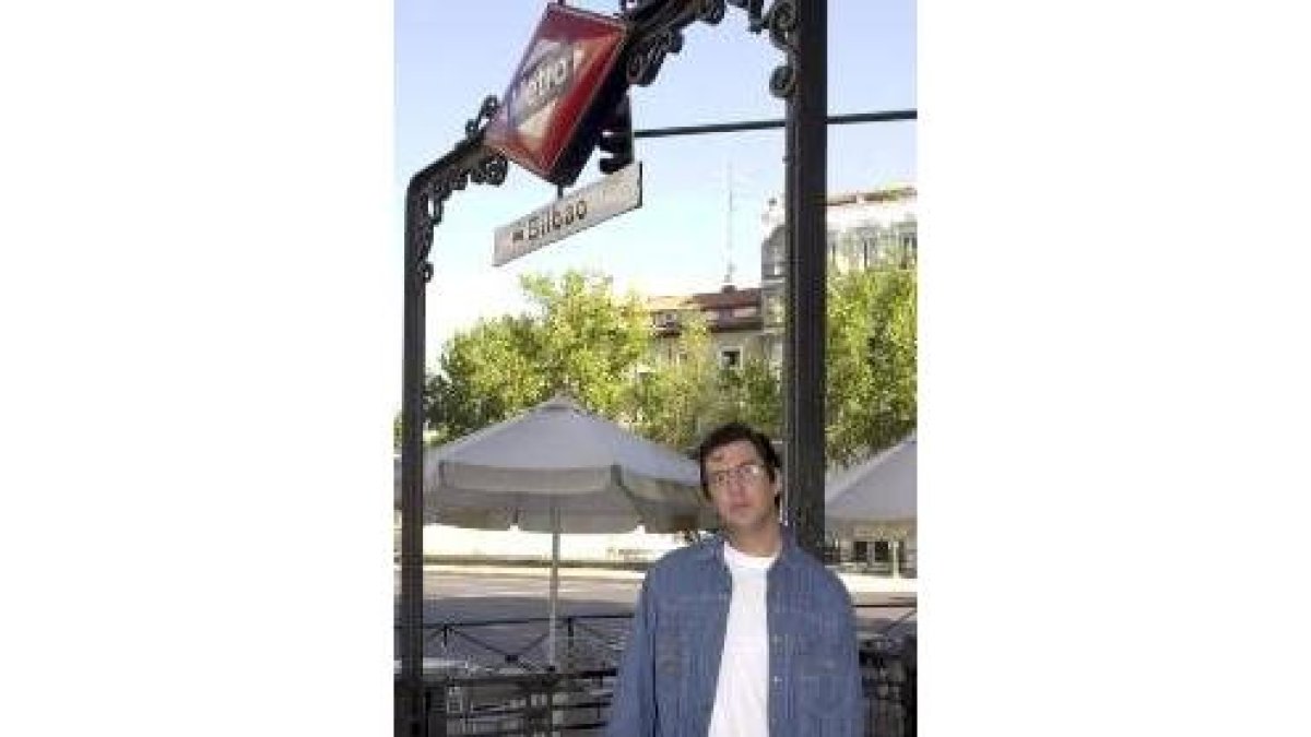 Manolo Tena posa junto a una boca del metro en Madrid