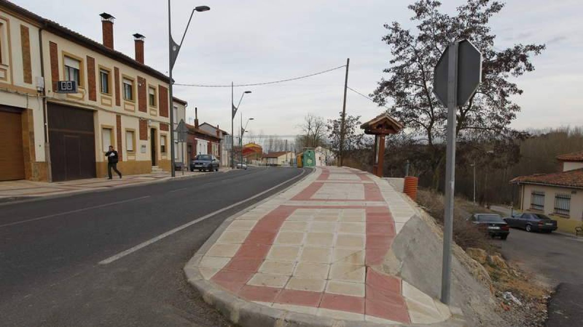 Las aceras de Ferral, una obra realizada hace dos años, aún no se ha pagado a la empresa.