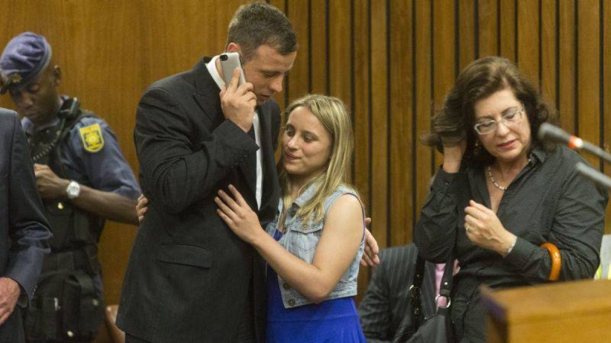 Pistorius recibe el apoyo de sus allegados al inicio de la primera sesión de la nueva vista, ayer en Pretoria.