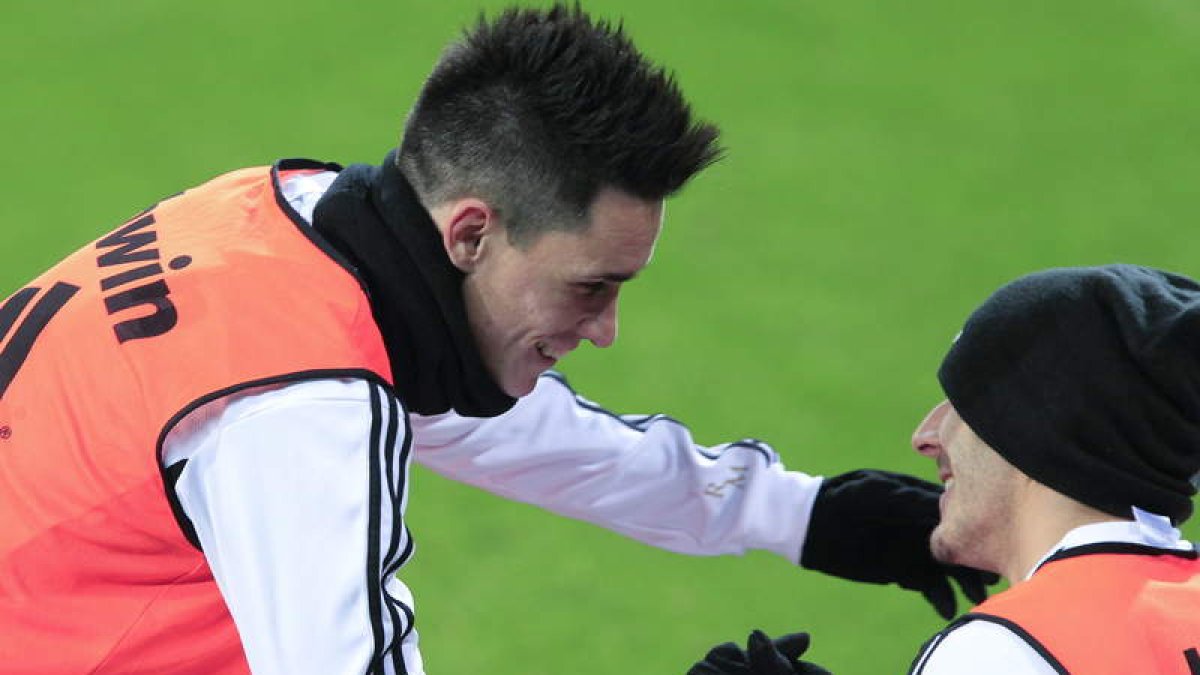 José Callejón, a la izquierda, y el francés Karim Benzema se conjuran en el entrenamiento previo al partido de hoy.