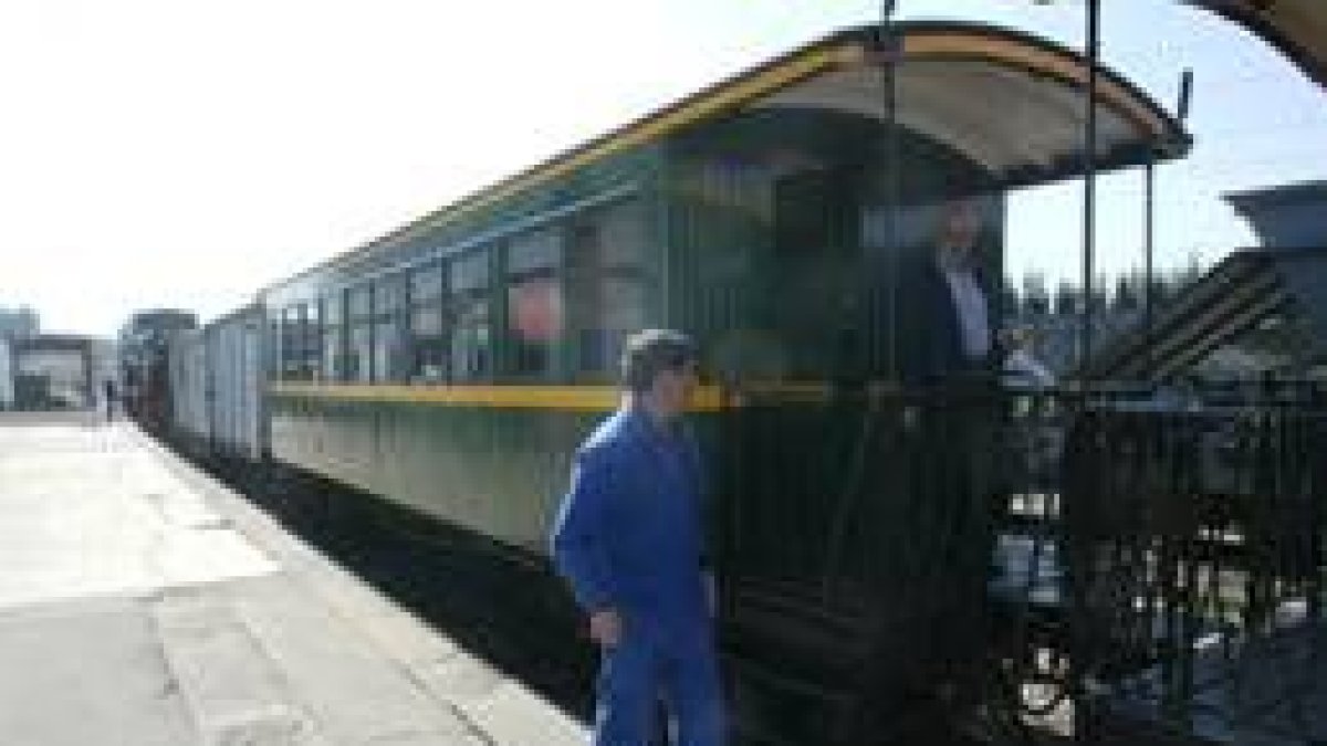 Los vagones del antiguo tren de la Minero durante un recorrido realizado con fines de exhibición