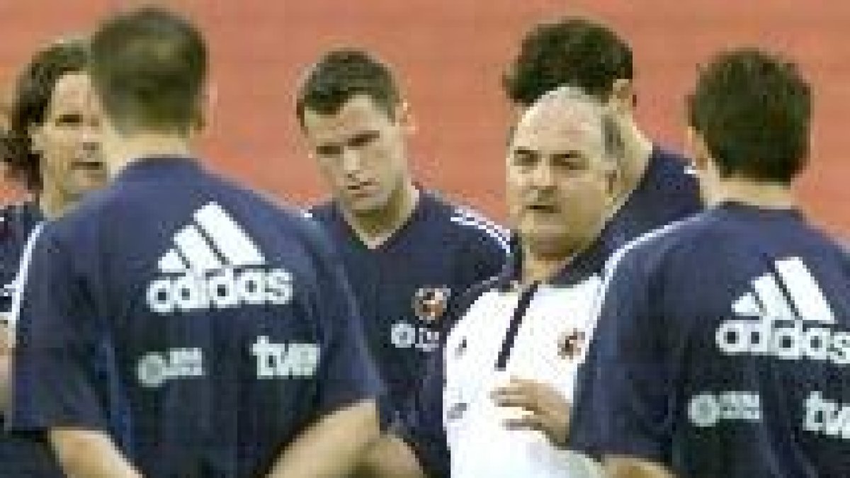 Iñaki Saez dirige unas palabras a sus pupilos en el entrenamiento de ayer por la tarde en Hungría