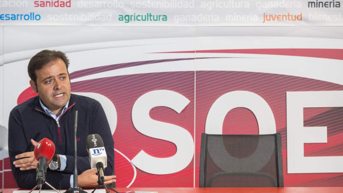 Tino Rodríguez, ayer en la sede del PSOE. OTERO PERANDONES
