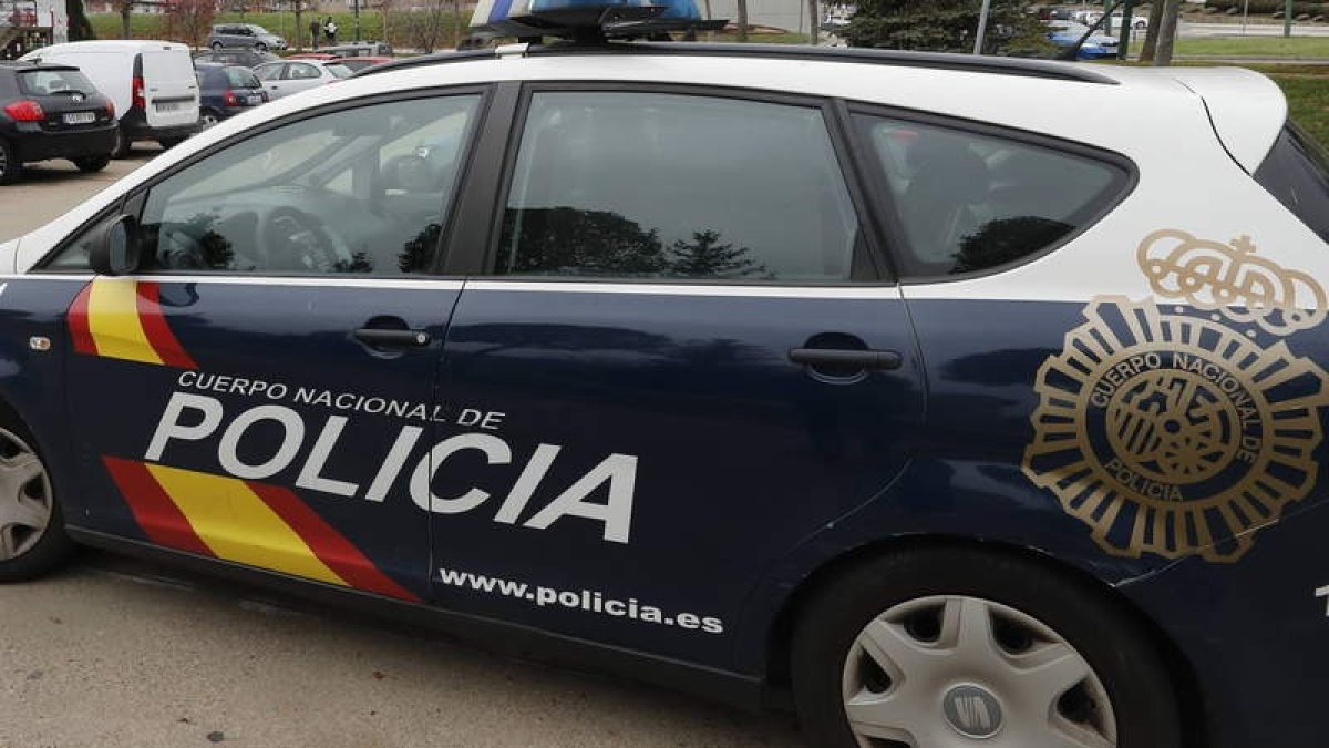 Coche de la Policía Nacional en León. RAMIRO
