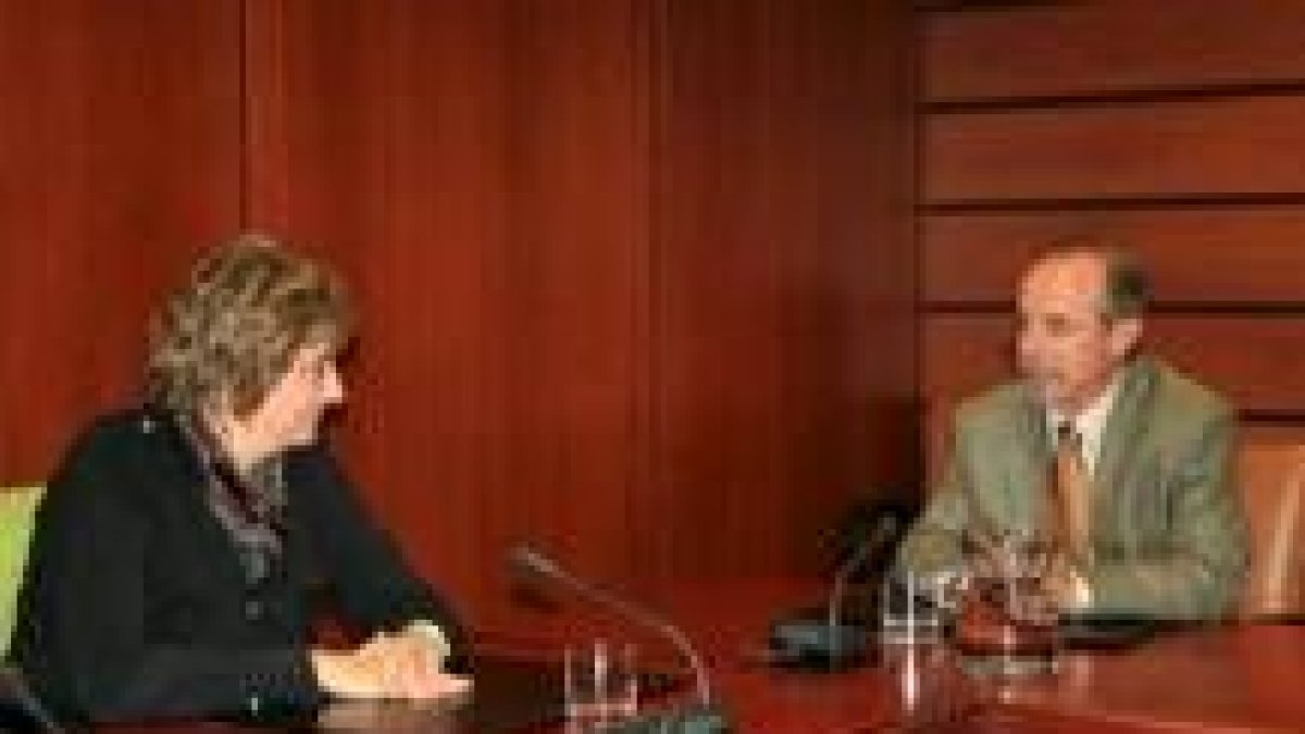 La consejera de Medio Ambiente, María Jesús Ruiz, ayer con el presidente de la CHN, Jorge Marquínez