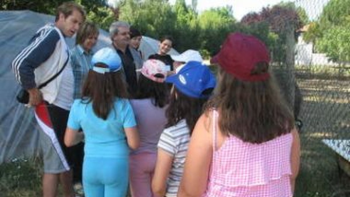Niñas del campamento del Coto Escolar realizan una de las actividades diarias.
