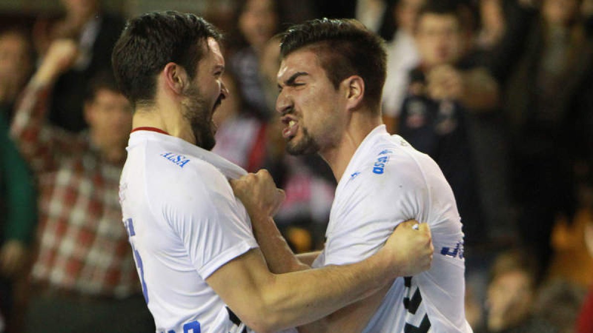Carrillo y Juanjo celebran efusivamente una acción positiva del Ademar en el Palacio. SECUNDINO PÉREZ
