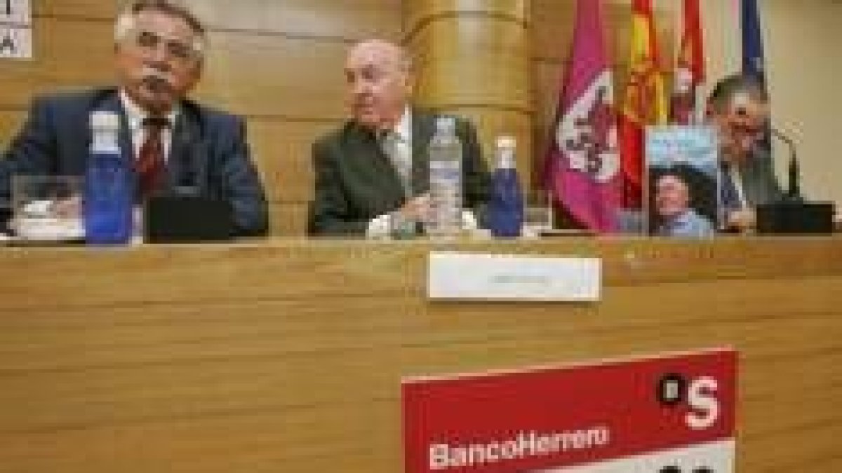Fernando Aller, director de Diario de León, Fabián Estapé y Juan Velarde durante la charla