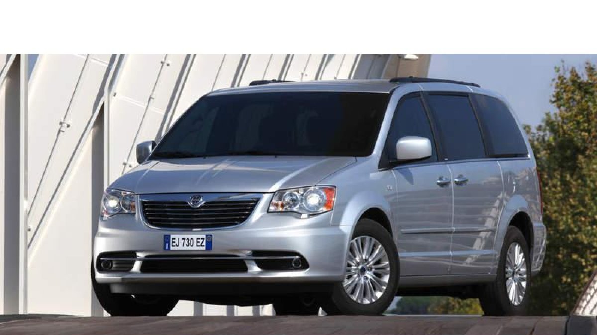El Lancia Voyager gana en equipamiento y empaque estético.