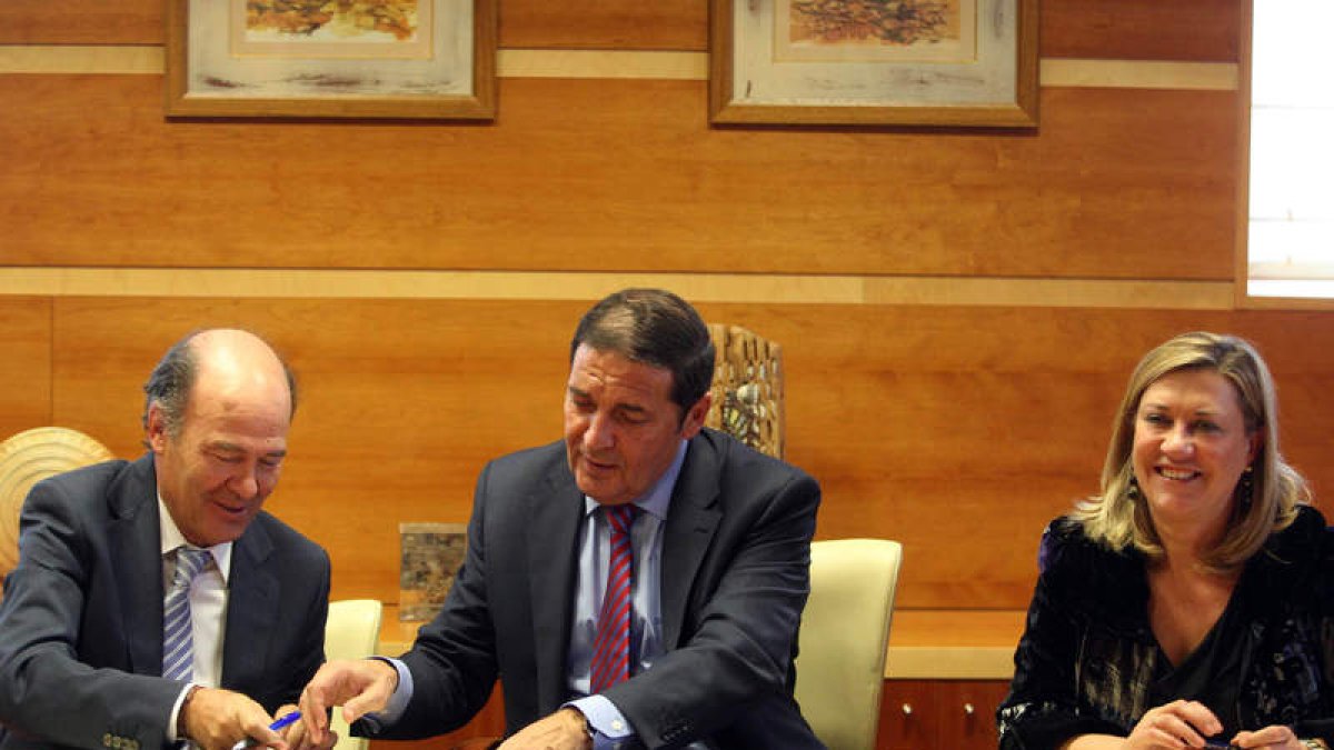 José Luis Díaz Villarig, Antonio Sáez Aguado y Pilar del Olmo, en la firma el miércoles.