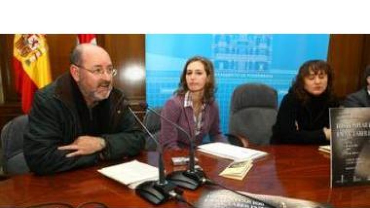 José Antonio Balboa, Arancha Padillo y Susana Téllez, ayer durante la presentación del ciclo literar