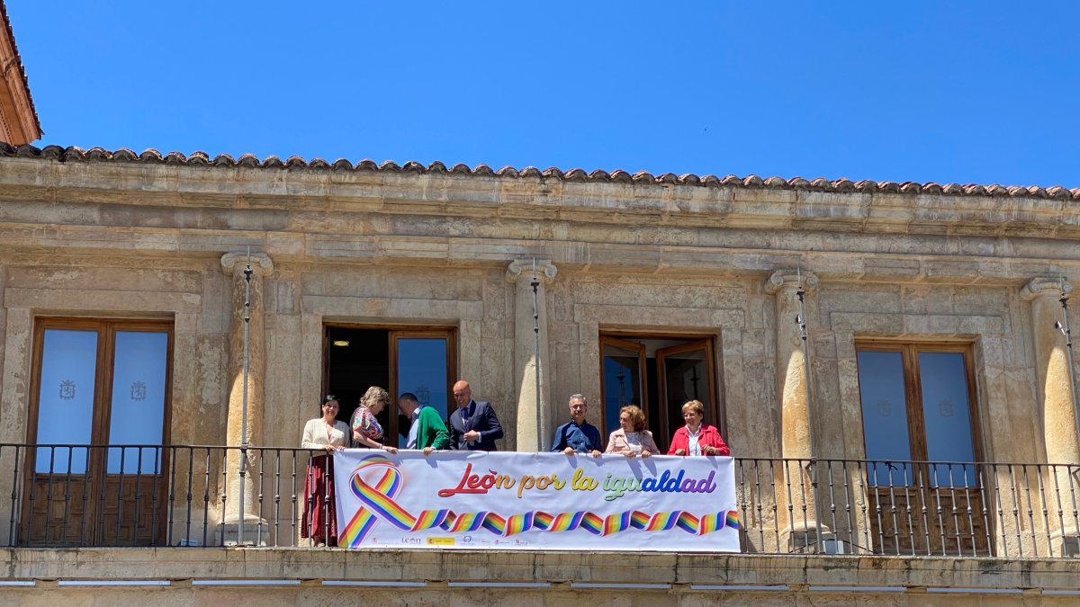 Representantes de la Corporación Municipal de León colgaron la pancarta del balcón consistorial. MIGUEL