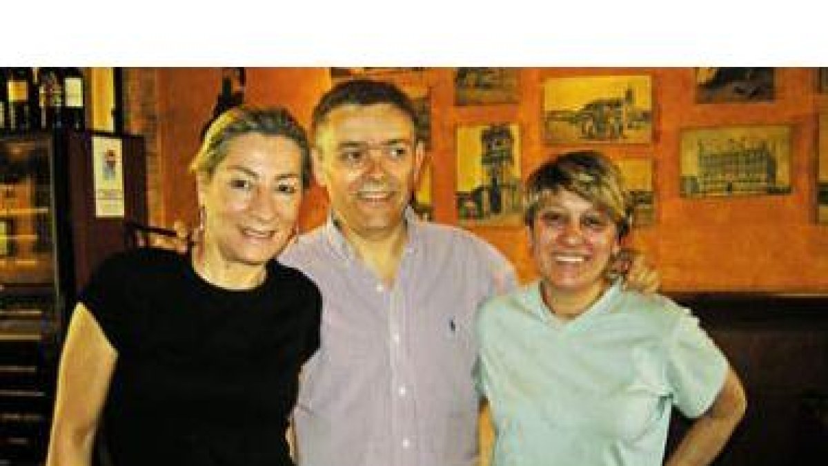 Toñi, Ramón y Olga en el comedor del restaurante Casa Divi.